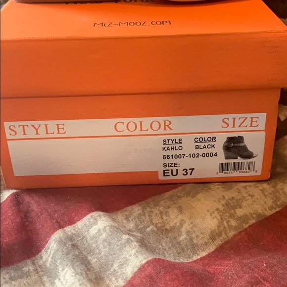 🖤Miz Mooz Black Tooled  Leather Wedge Booties🖤 - Picture 5 of 8